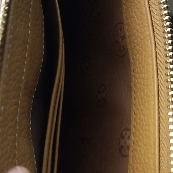 Tory Burch Mercer Pebbled Leathe zip top Crossbody - Picture 5 of 6